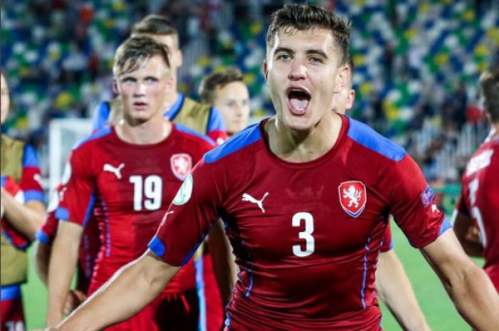 Kapitán české dvacítky opět mění trikot. Komu ho Slavia půjčila?