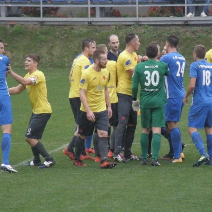 Divoké a vyostřené derby v MSFL: Devět žlutých karet, tři vyloučení a pět gólů!