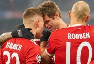 Roli favorita potvrdil Bayern a zajistil si postup do čtvrtfinále, dál jde také Barcelona