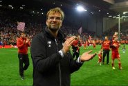 Myslel si, že tam zemře. Fanoušek Neapole jen tak tak unikl bouřlivé liverpoolské radosti z postupu