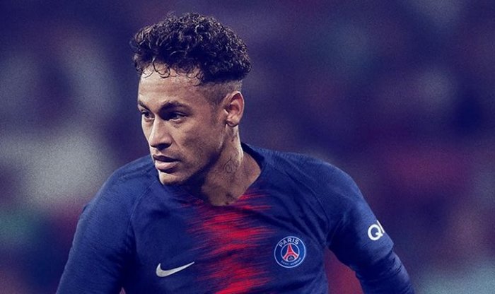 Neymar se vrátil do Barcelony, z letiště se skoro ani nedostal