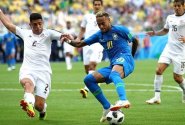 Neymar ohledně svých teatrálních pádů: Přeci nebudu soupeře prosit, aby se mi uhnuli