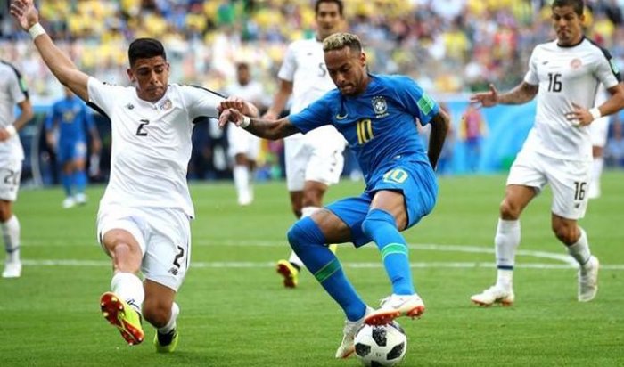 Neymar ohledně svých teatrálních pádů: Přeci nebudu soupeře prosit, aby se mi uhnuli