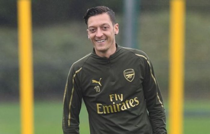 Özil seděl z taktických důvodů. Je zdravý, ale Emery se rozhodl pro jiné. Blíží se jeho konec v Arsenalu?