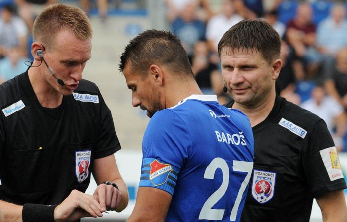 FAČR má ostudu: Fandové Baníku napadli videosudího! A Baroš, hrající si (asi) na Maradonu, by mohl být zticha