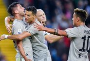 Cristiano Ronaldo penalty proměňuje. A dotáhl se na polskou kometu