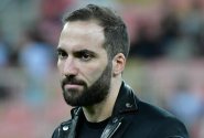 Pro Higuaína je to v Anglii těžké, protože čelí opravdu silným a důrazným obráncům. I rozhodčí jsou jiní než v Itálii