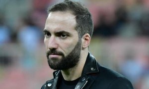 Pro Higuaína je to v Anglii těžké, protože čelí opravdu silným a důrazným obráncům. I rozhodčí jsou jiní než v Itálii