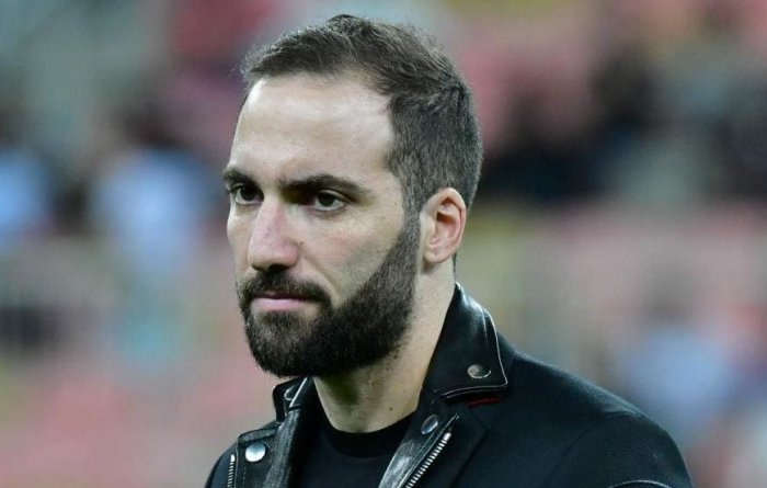 Pro Higuaína je to v Anglii těžké, protože čelí opravdu silným a důrazným obráncům. I rozhodčí jsou jiní než v Itálii