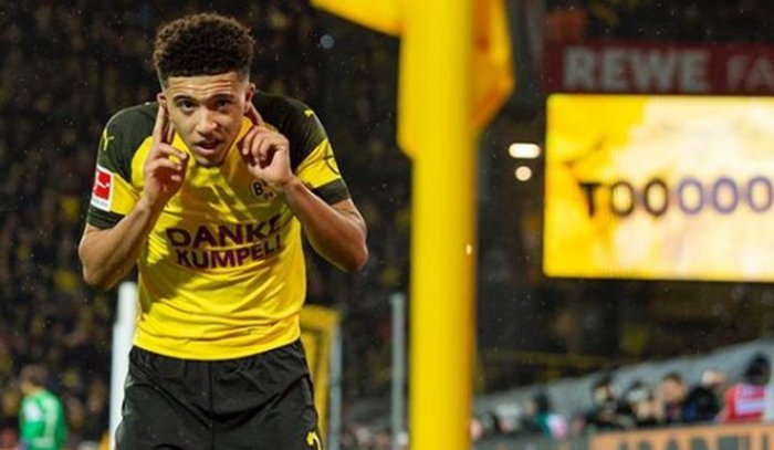Dortmund deklasoval Augsburg a vyhoupnul se do čela tabulky, Reds pokračují ve vítězném tažení