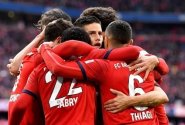 Bayern deklasoval Borussii a vede ligu, Citizens postoupili do finále FA Cupu