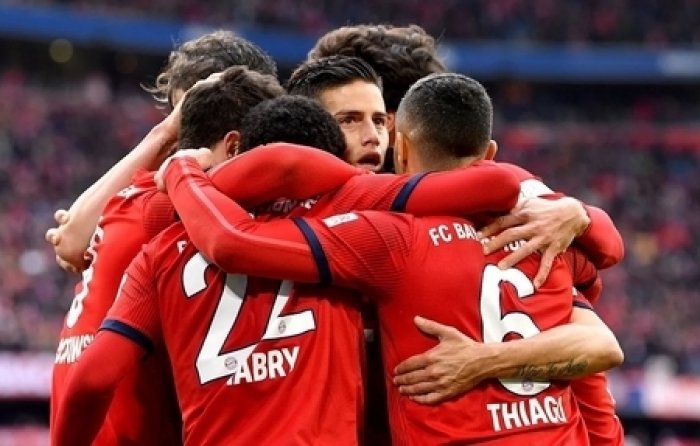 Dostihy o bundesligový titul pokračují, Bayern soupeře vyškolil, Dortmund se dlouho bál o výsledek