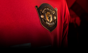 Manchester United představil nové dresy připomínající bájný Treble a branky Sheringhama se Solskjaerem