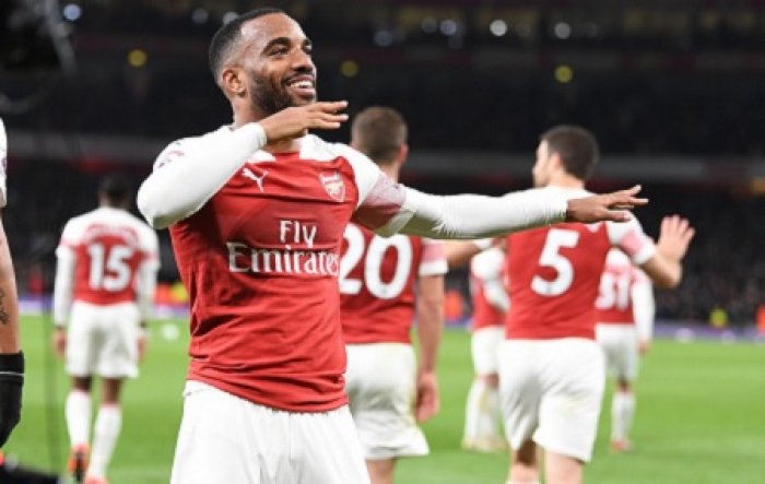 Příležitost pro Pépého, Lacazette má zraněný kotník