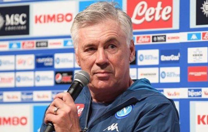 Domácí vězení netrvalo dlouho, vzpouru pod Vesuvem by mohl odnést místem Ancelotti...