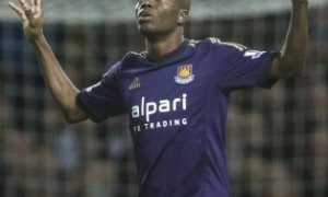 Valencia oslabil West Ham. Doma se pořezal