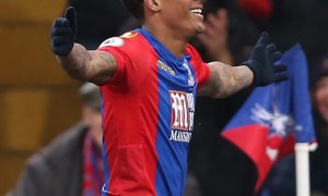 Ten je pro tebe, dědo. Van Aanholt posílal gól do nebe