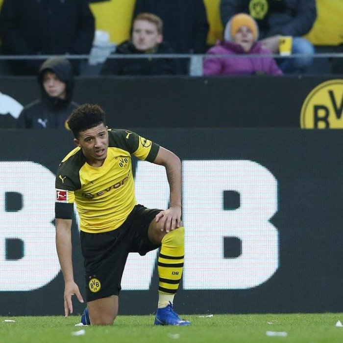 Do Londýna hráči Dortmundu odcestovali se zpožděním, Sancho zapomněl pas