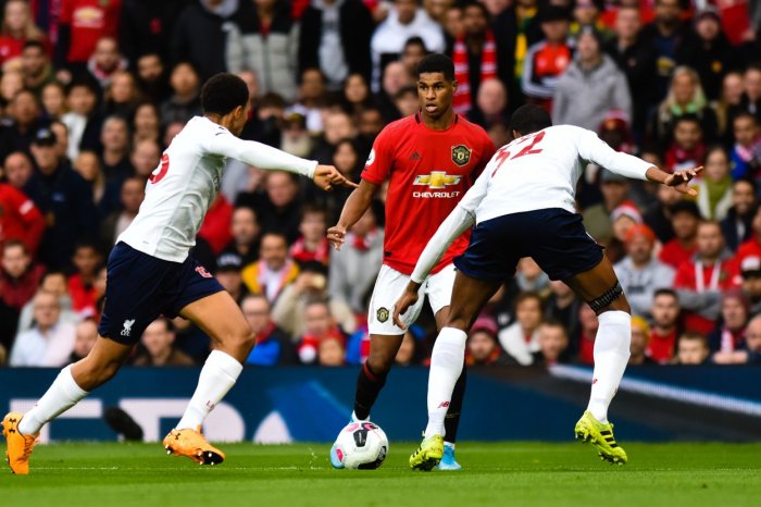 Liverpool se bez Salaha trápil, na Old Trafford vyválčil bod