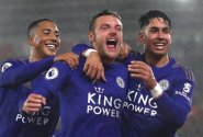 Leicester si připsal další výhru, derby v Manchesteru ovládli Rudí ďáblové