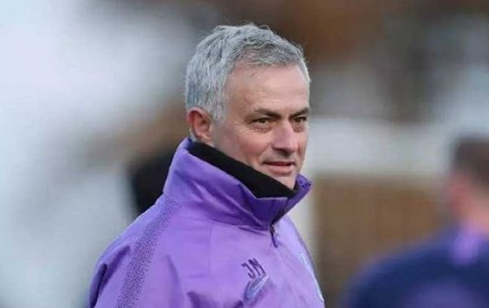 Arsenal váhá s odvoláním Emeryho a utekl mu Mourinho. Obrovská chyba, říká legenda