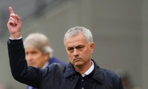 Mourinho se vrátil vítězně, Liverpool se štěstím neztratil a ve šlágru uspěl mistr