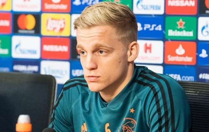 Van de Beek by měl mít nejblíže do Barcelony. Na jaké prostředky se může Ajax těšit?