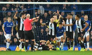 Lejeune hrdinou Strak, Chelsea se v derby protrápila k bodu