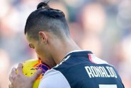 Cristiano Ronaldo v karanténě učí děti, jak si mýt ruce