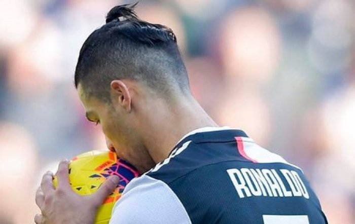 Cristiano Ronaldo v karanténě učí děti, jak si mýt ruce