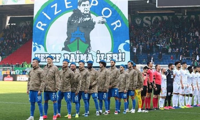 Na hlavu baret a do pozoru! Škoda musel v Rizesporu do vojenského stejnokroje