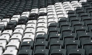 V Anglii se uzavírají stadiony, Liverpool tak před diváky zřejmě slavit nebude