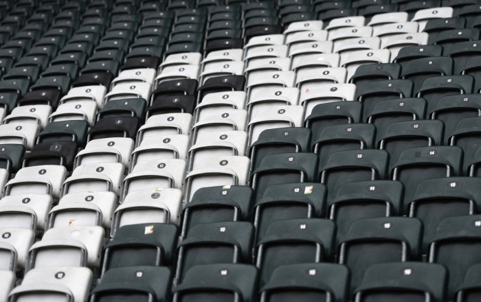 V Anglii se uzavírají stadiony, Liverpool tak před diváky zřejmě slavit nebude