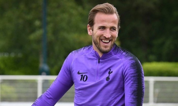 Kane nesouhlasí s názorem UEFA, sezonu by rád dohrál dříve. Jak se dívá na svou budoucnost u Spurs?