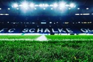 Trápení Schalke po sestupu z Bundesligy pokračuje. Na úvod druhé Bundesligy padlo, deník Bild přesto klubu věří