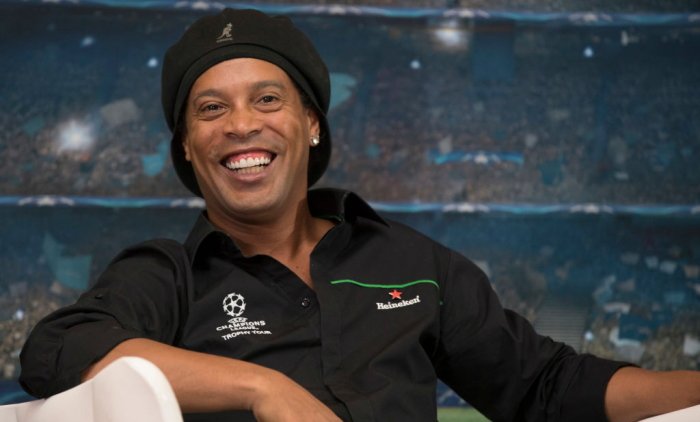 Ronaldinho ukázal na tři nejlepší hráče všech dob, Messimu se za absenci musel omluvit