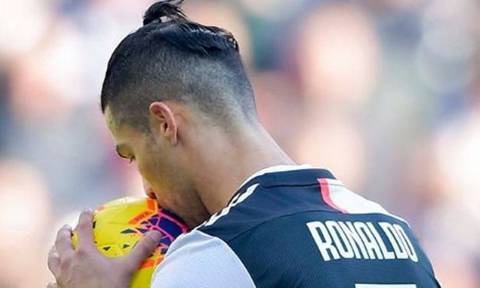 Juventus nedokázal využít početní převahy a s AC Milán jen remizoval, do finále poháru ale i tak postupuje