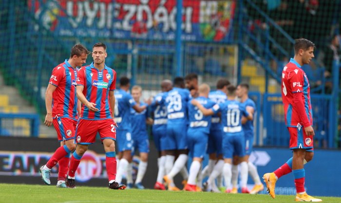 Pardubice slaví první ligovou výhru, Plzeň zažila v Liberci krutou sprchu, Sparta neměla se Sigmou problémy