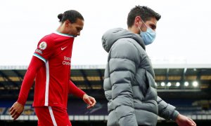 Brutální zákrok Pickforda: Liverpool žádá vysvětlení, van Dijk má po sezóně