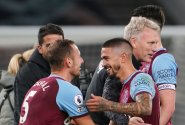 West Ham po skvostném závěru šokoval Tottenham, Aston Villa zůstává stoprocentní