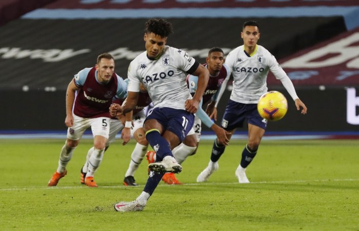 Smolař Watkins: Neproměnil penaltu, gól mu neuznalo video. Slaví tak West Ham