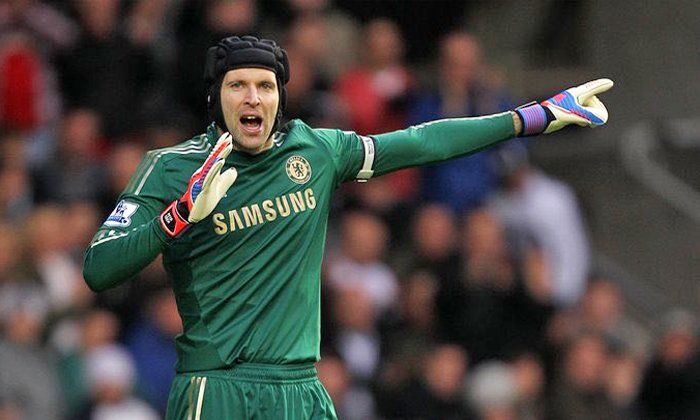 Čech si po roce a půl zachytá soutěžní zápas, Chelsea ho povolala do akce