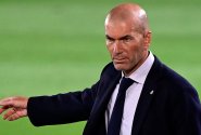 Zidane se naštval na trenéra Barcelony. My si na rozhodčí nikdy nestěžujeme, zní z Madridu