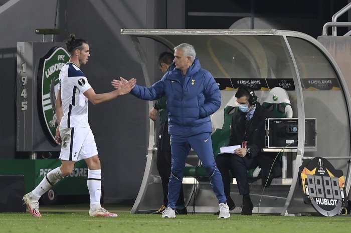 Mourinho vyhozen, necelý týden před bojem o ligový pohár