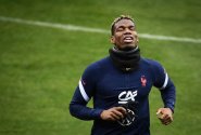 Pogba by se návratu do Turína nebránil, ve hře je i odchod van de Beeka