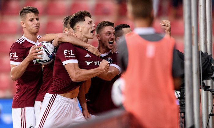 Hancko s Hložkem zajistili Spartě poháry i na jaře, Král nastoupil za West Ham, Neapol přestřílela Leicester