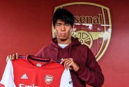 Transferový boulevard: Arsenal osnuje výměnu Tomiyasu - Dumfries, United chtějí Oblaka, Barca v Kataru sleduje Martinelliho