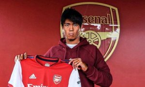 Transferový boulevard: Arsenal osnuje výměnu Tomiyasu - Dumfries, United chtějí Oblaka, Barca v Kataru sleduje Martinelliho