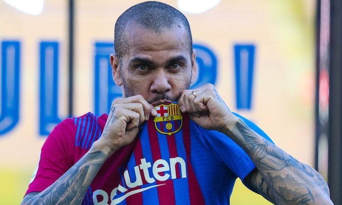 Soud rozhodl, bývalá hvězda Barcelony půjde na čtyři a půl roku za mříže. Alves chystá odvolání