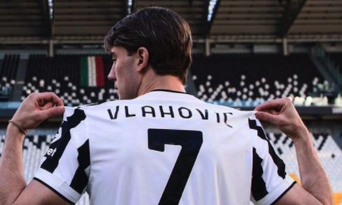 Transferový boulevard: Koho chce Allegri od Arsenalu za Vlahoviče? Adams na Elland Road? Elanga do Evertonu?